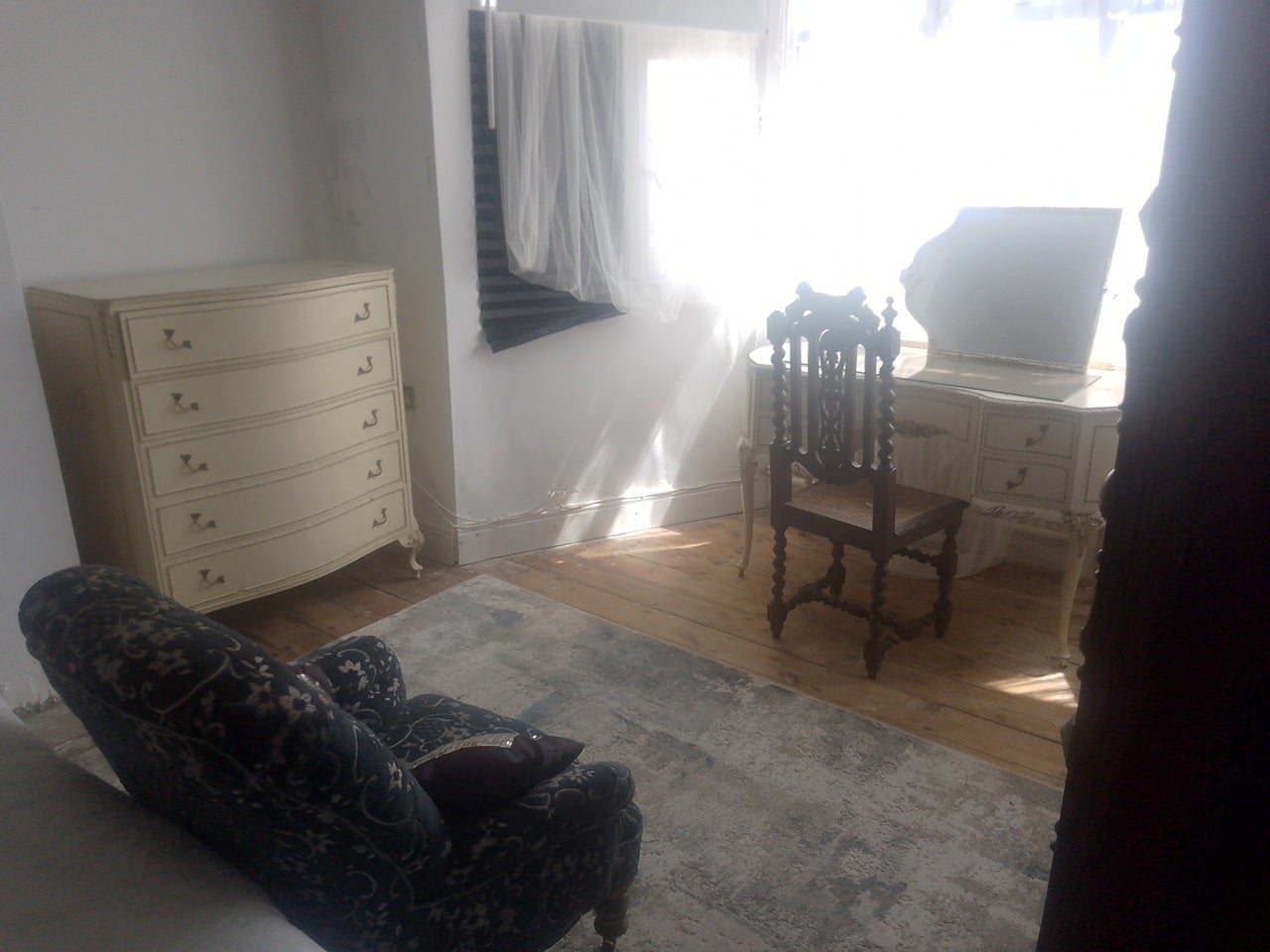 Room Bullsmoor Way in Greater London