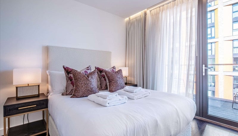 Flat Ponton Road in Greater London