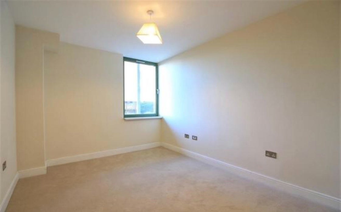 Flat Staines Road in Greater London