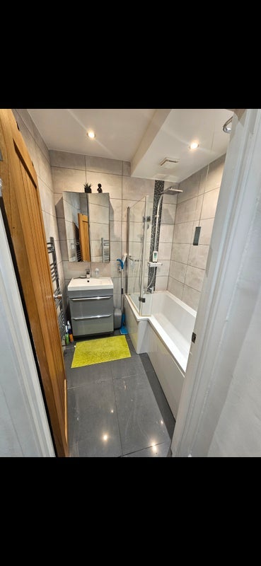 Room Varley Road in Greater London