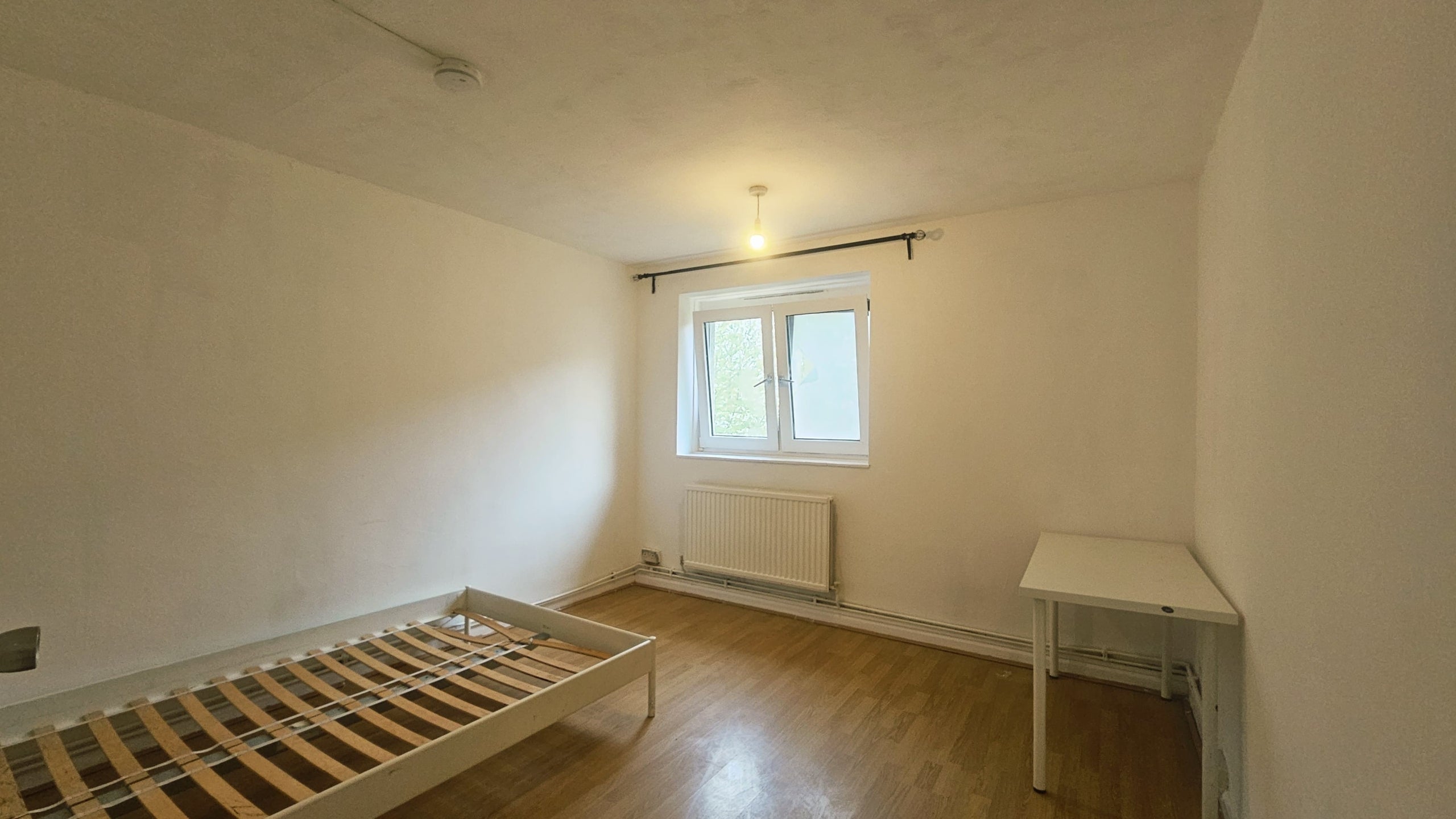Flat Woodseer Street in Greater London