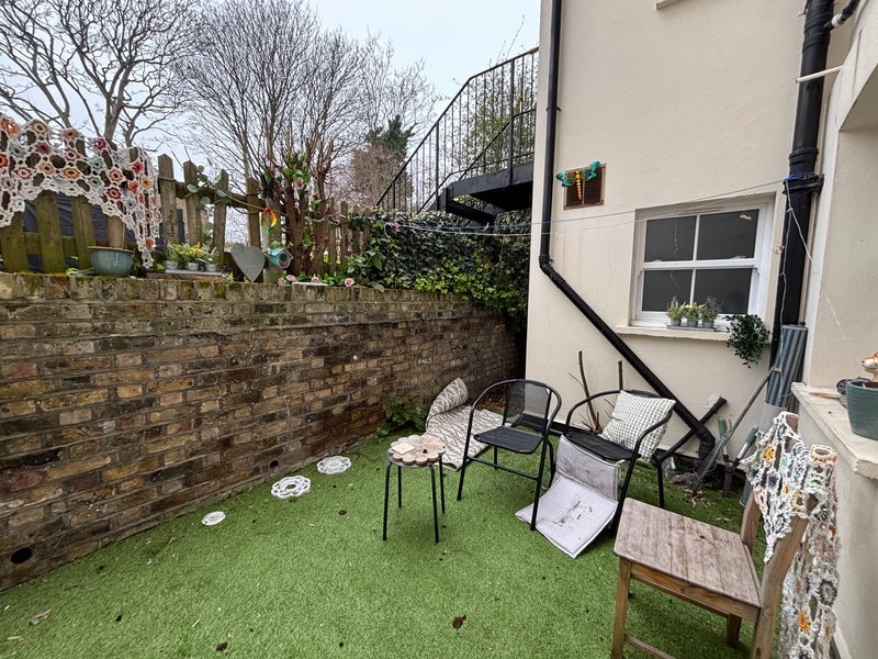 Room Shardeloes Road in Greater London