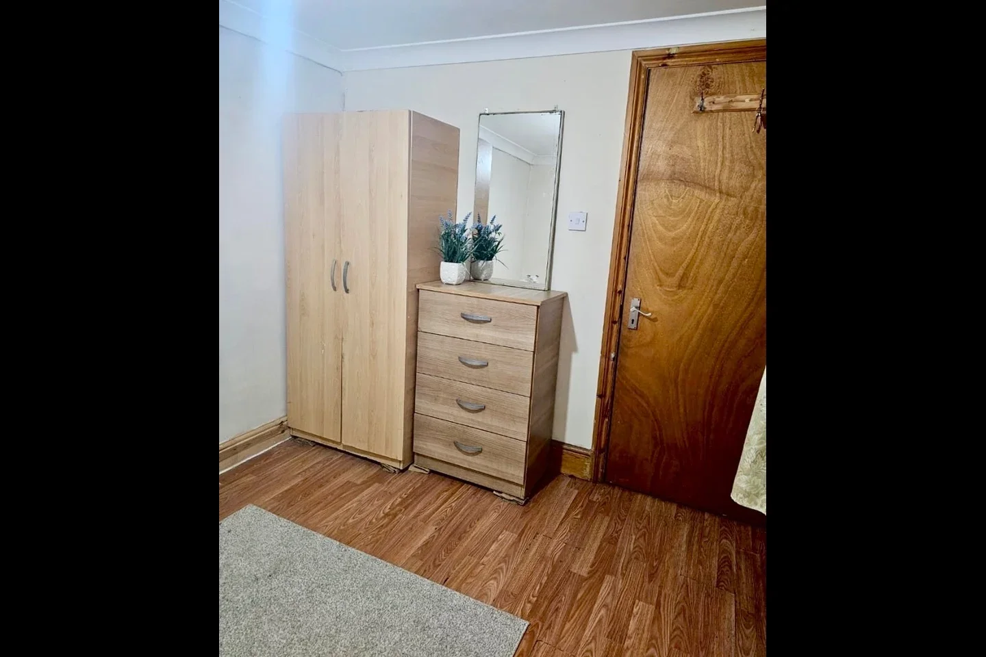 Room Grove Green Road in Greater London