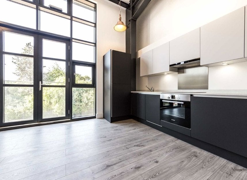 Flat Bollo Lane in Greater London