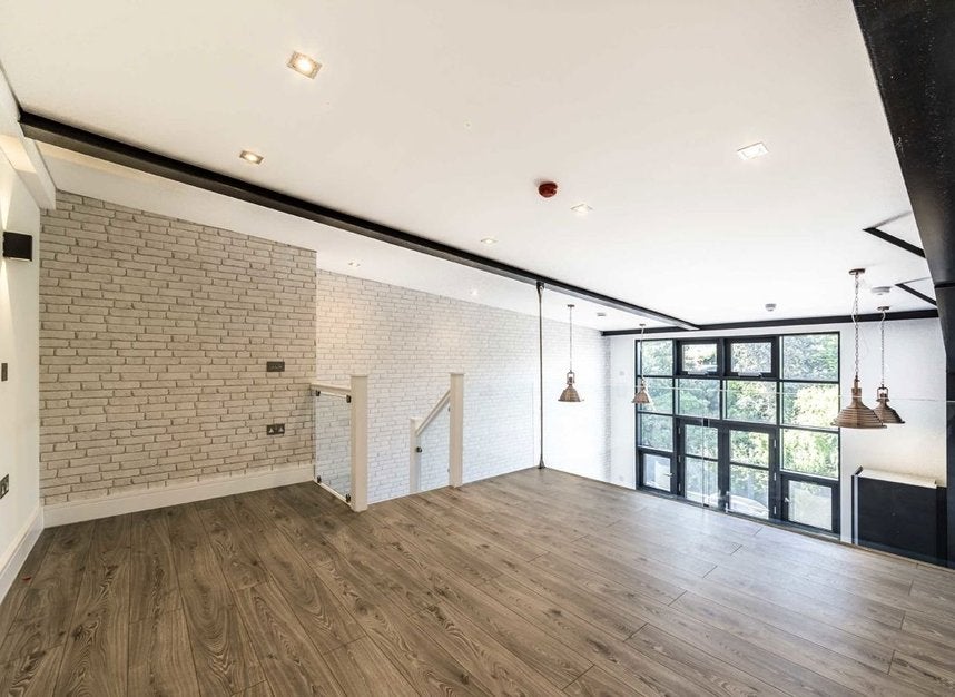 Flat Bollo Lane in Greater London