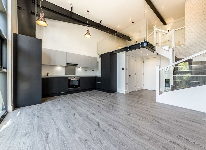 Flat Bollo Lane in Greater London