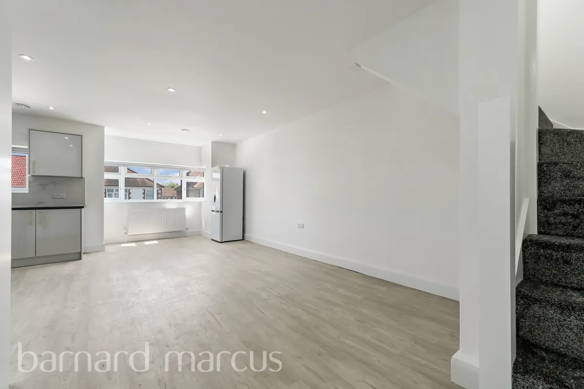 Flat Parkfield Road in Greater London