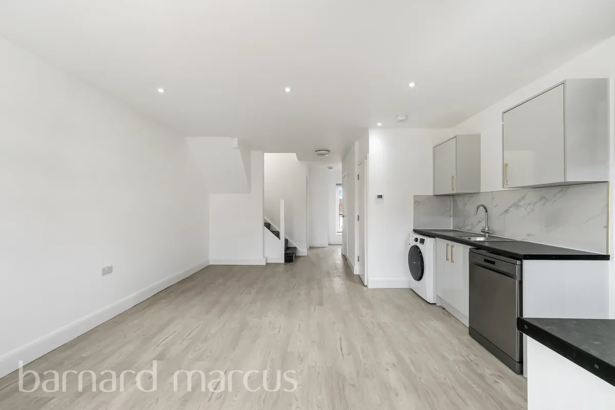 Flat Parkfield Road in Greater London
