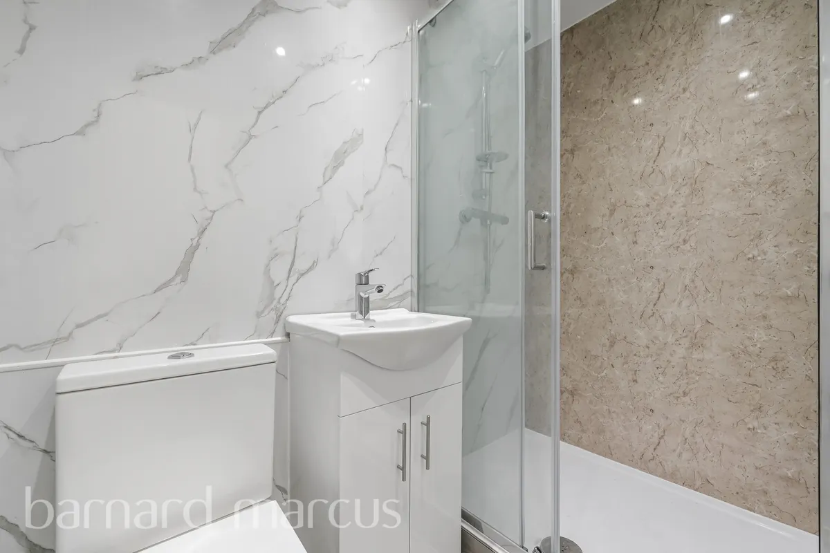 Flat Parkfield Road in Greater London