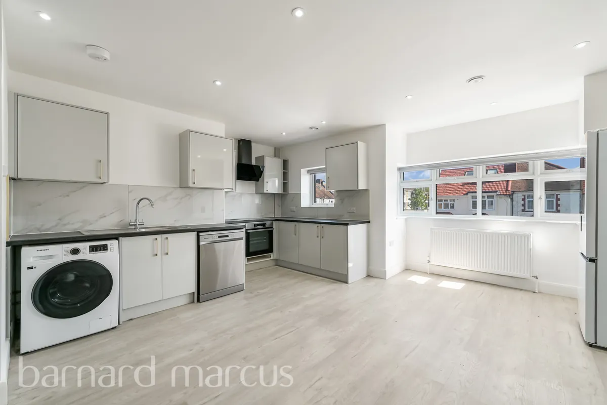 Flat Parkfield Road in Greater London