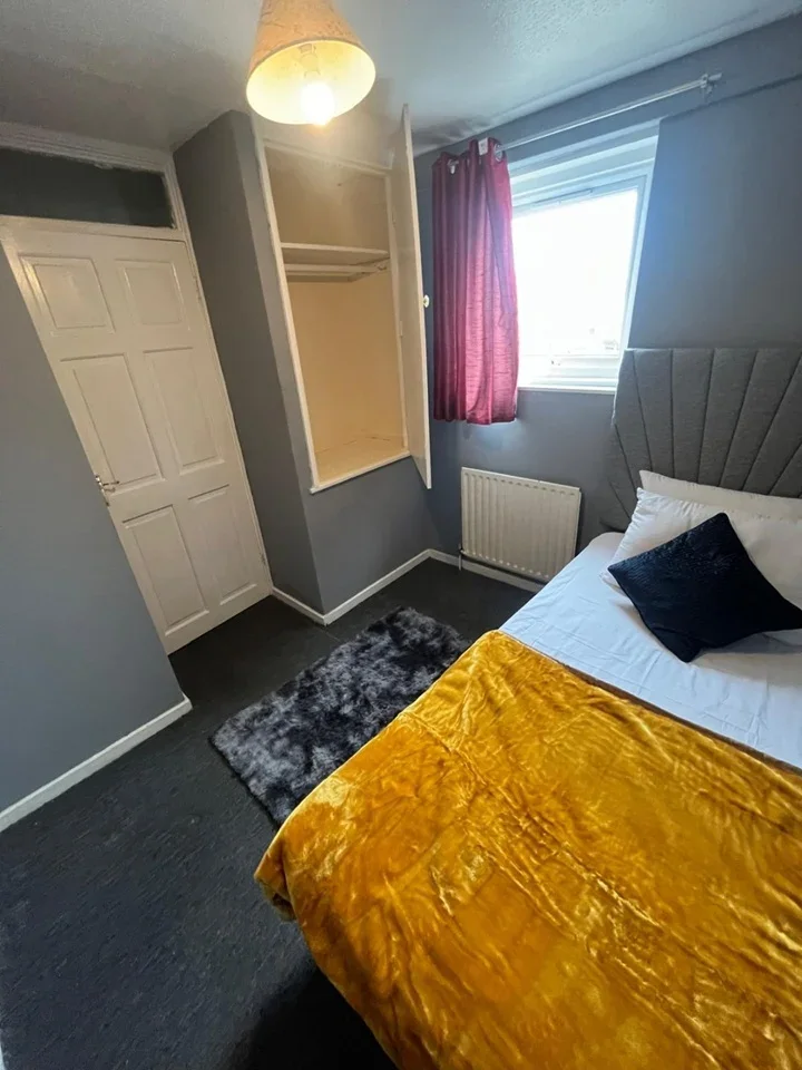 Room Clematis Close in Greater London