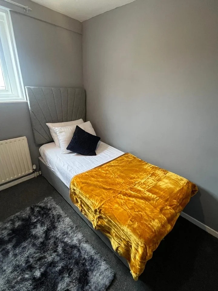 Room Clematis Close in Greater London