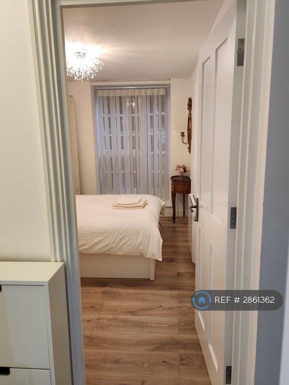 Flat Shepperton Road in Greater London