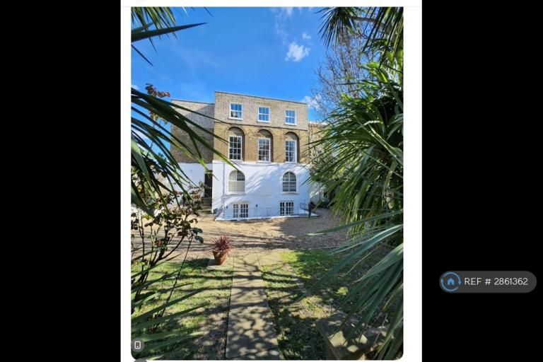 Flat Shepperton Road in Greater London