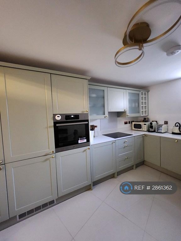 Flat Shepperton Road in Greater London