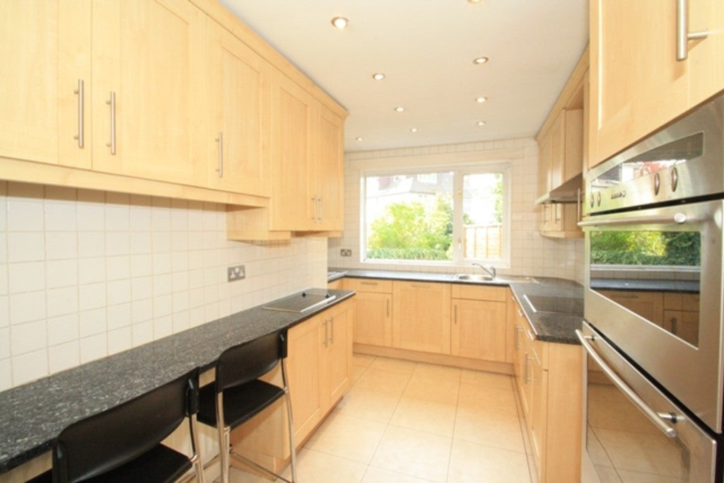 Room Hale Lane in Greater London