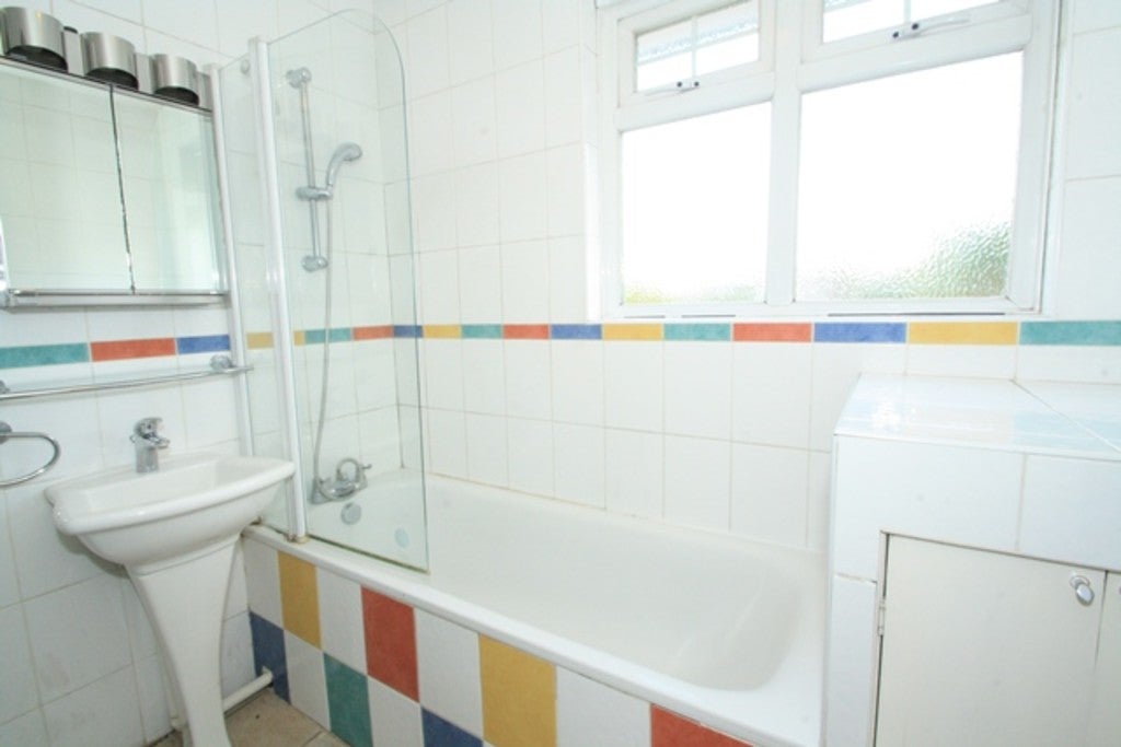 Room Hale Lane in Greater London
