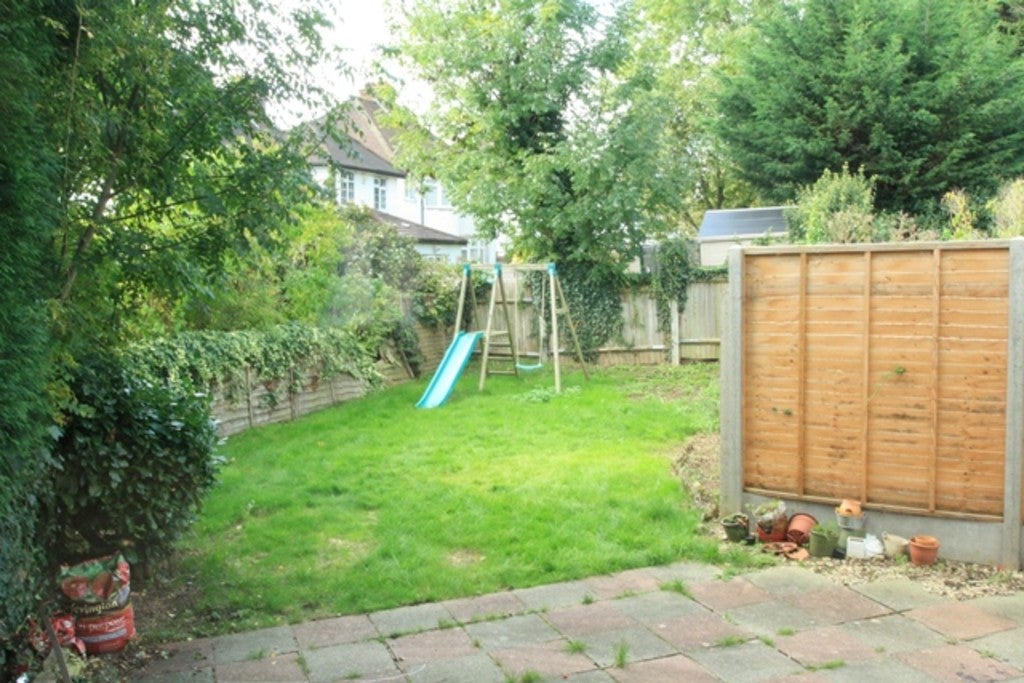 Room Hale Lane in Greater London