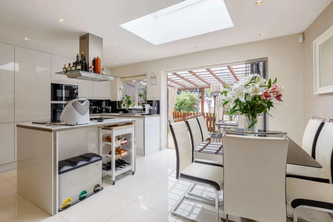 Room Springvale Avenue in Greater London