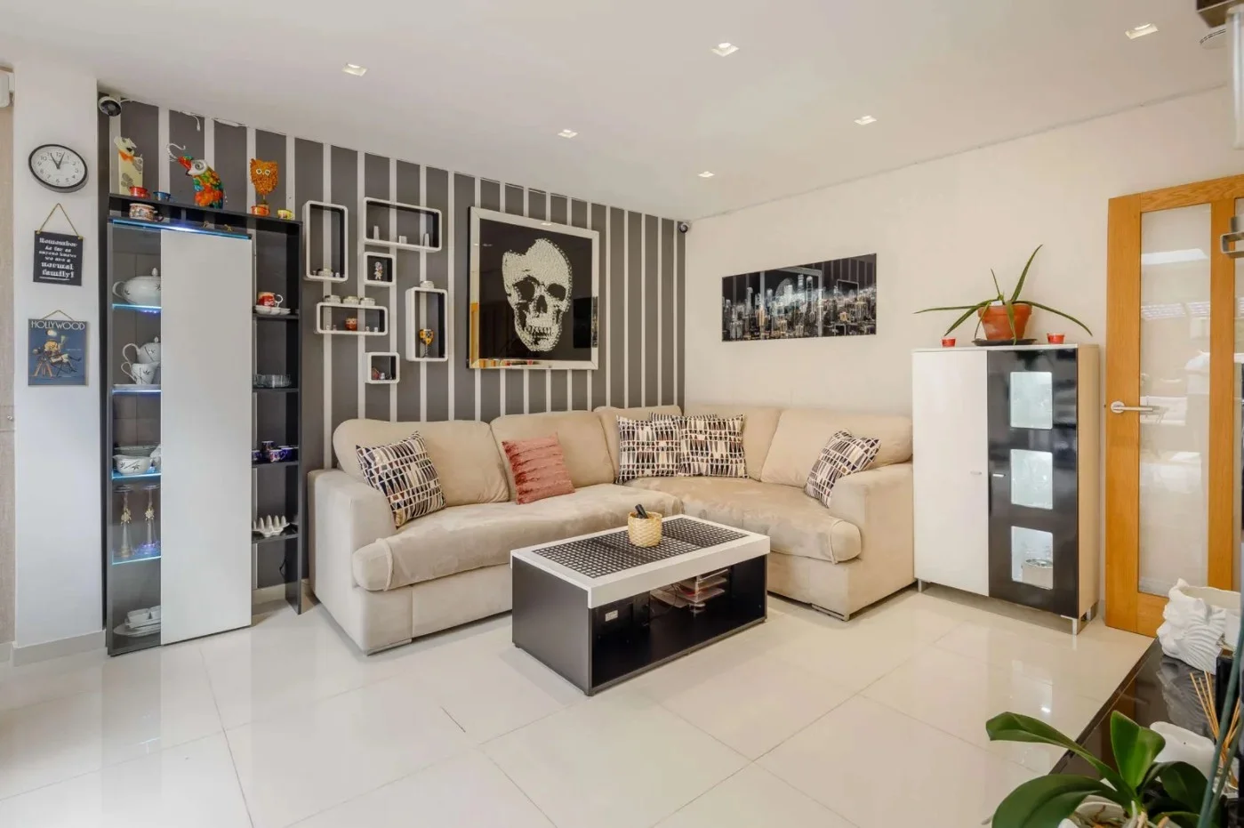 Room Springvale Avenue in Greater London