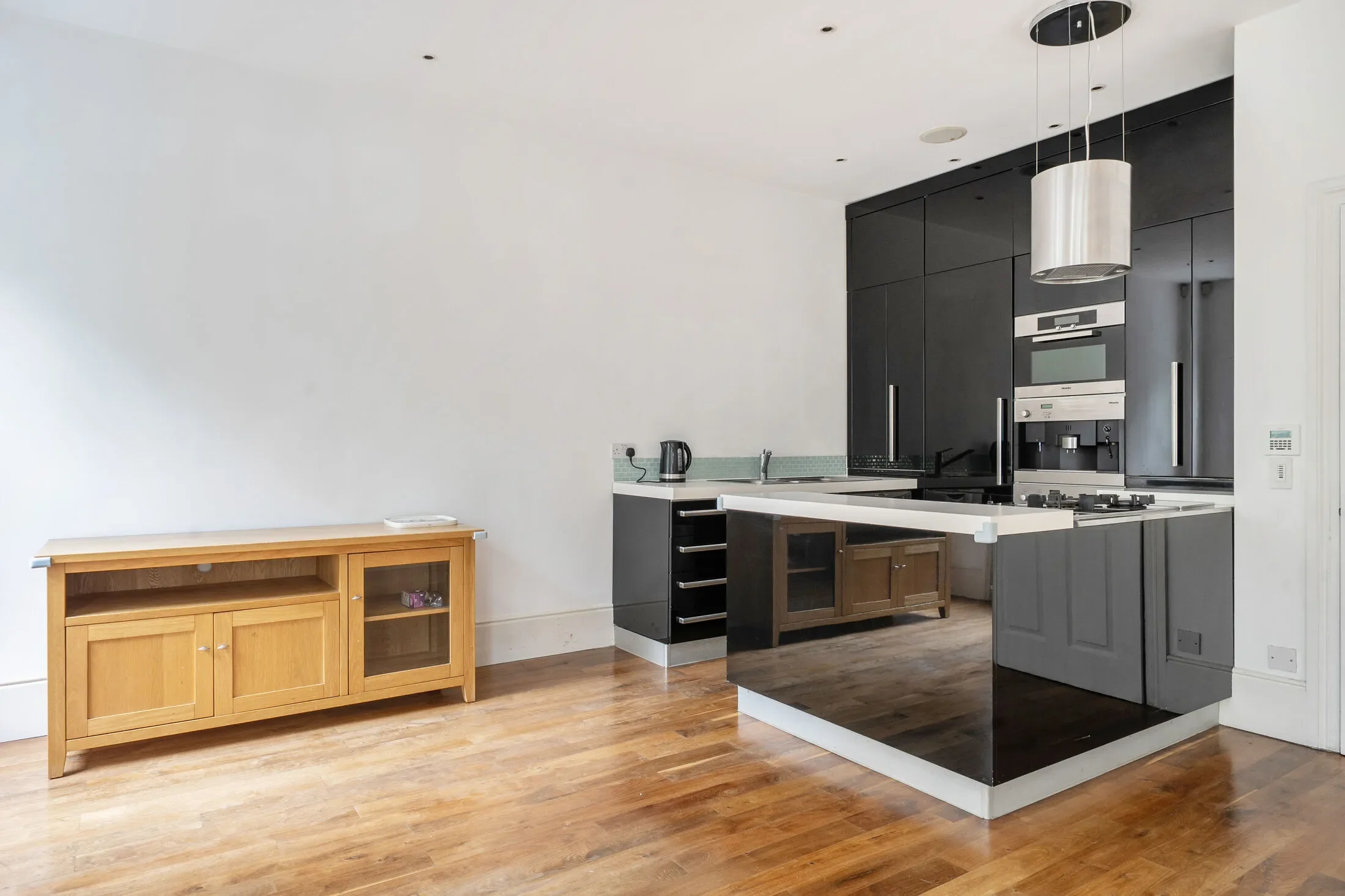 Flat Grosvenor Road in City of Westminster