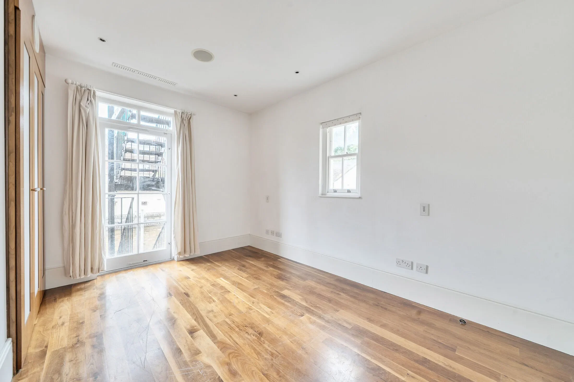 Flat Grosvenor Road in City of Westminster