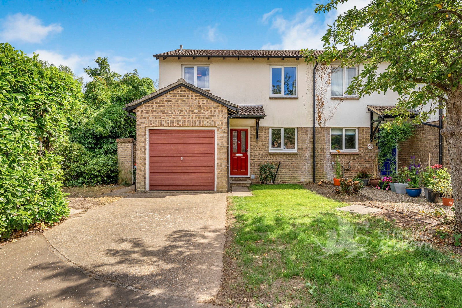 House Abbott Close in Greater London