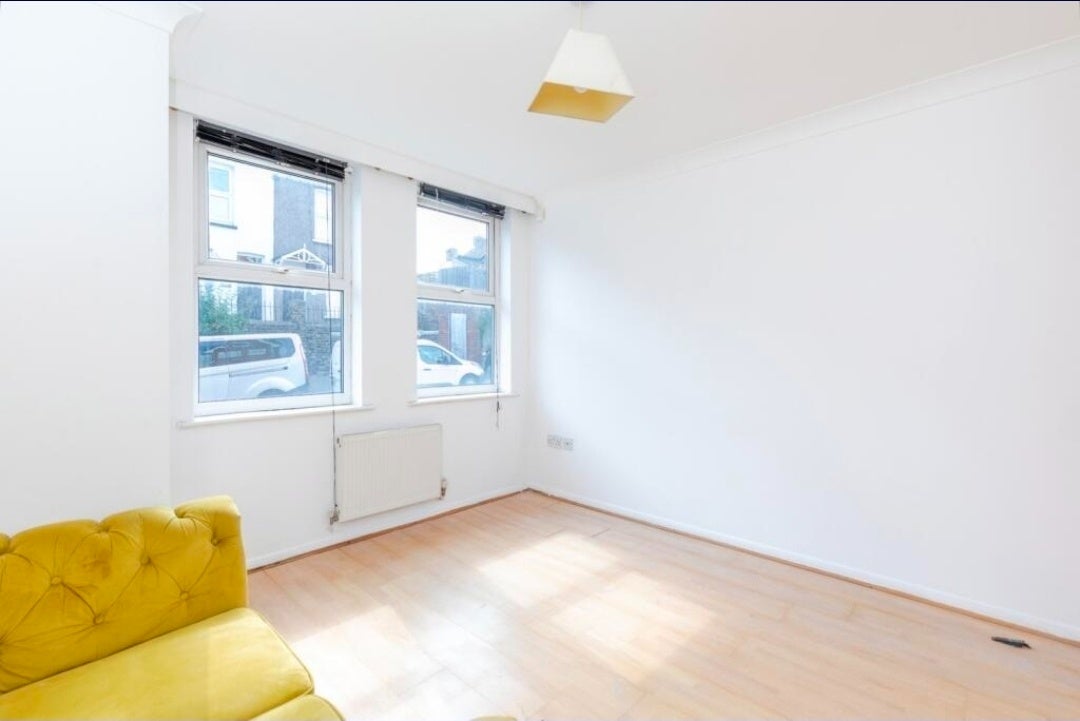 Flat Cecil Avenue in Strood