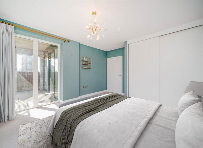 Flat Rookwood Way in Greater London