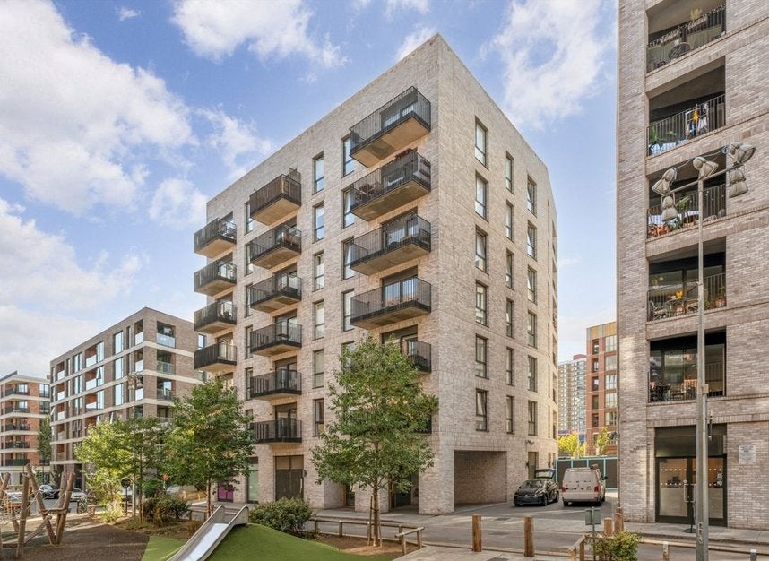 Flat Rookwood Way in Greater London