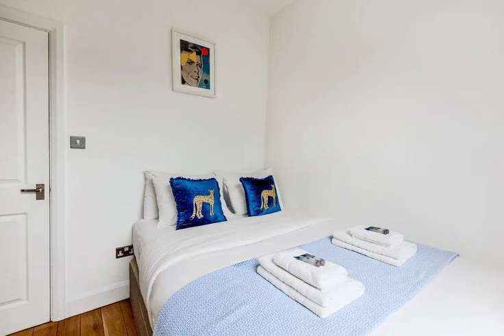 Flat Ladbroke Crescent in Greater London