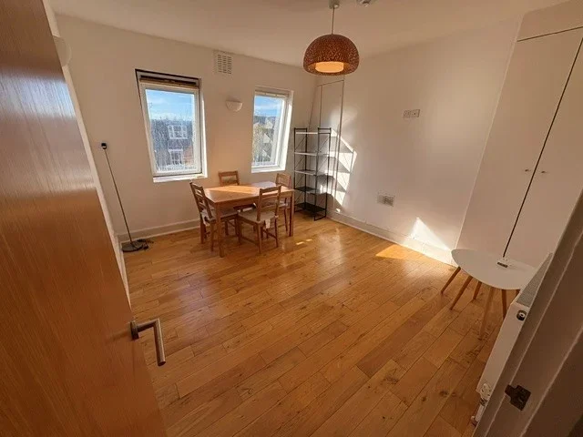 Flat Mercers Road in Greater London