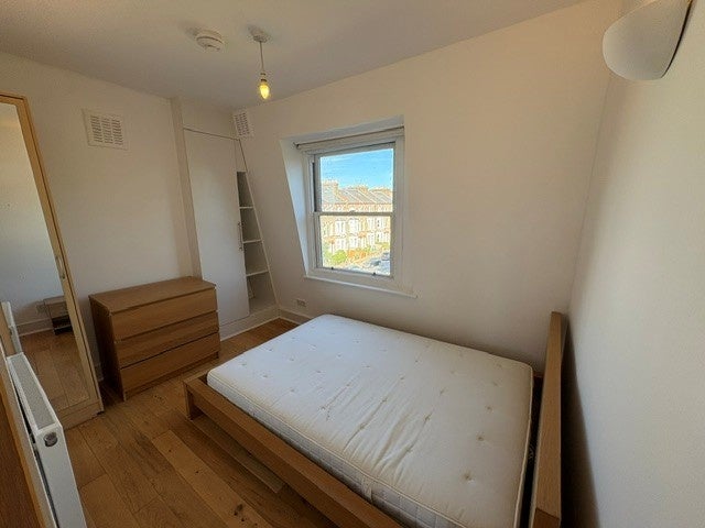 Flat Mercers Road in Greater London