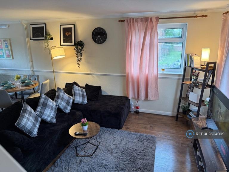 Flat Inglewood Court in Reading