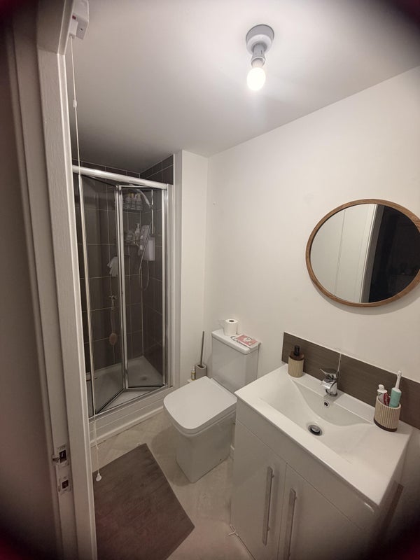Room Shillingford Road in Manchester