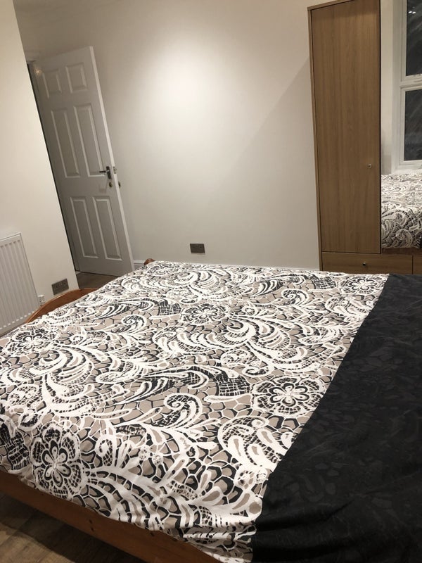 Room Crosse Court in Basildon