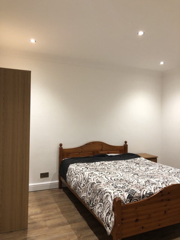 Room Crosse Court in Basildon