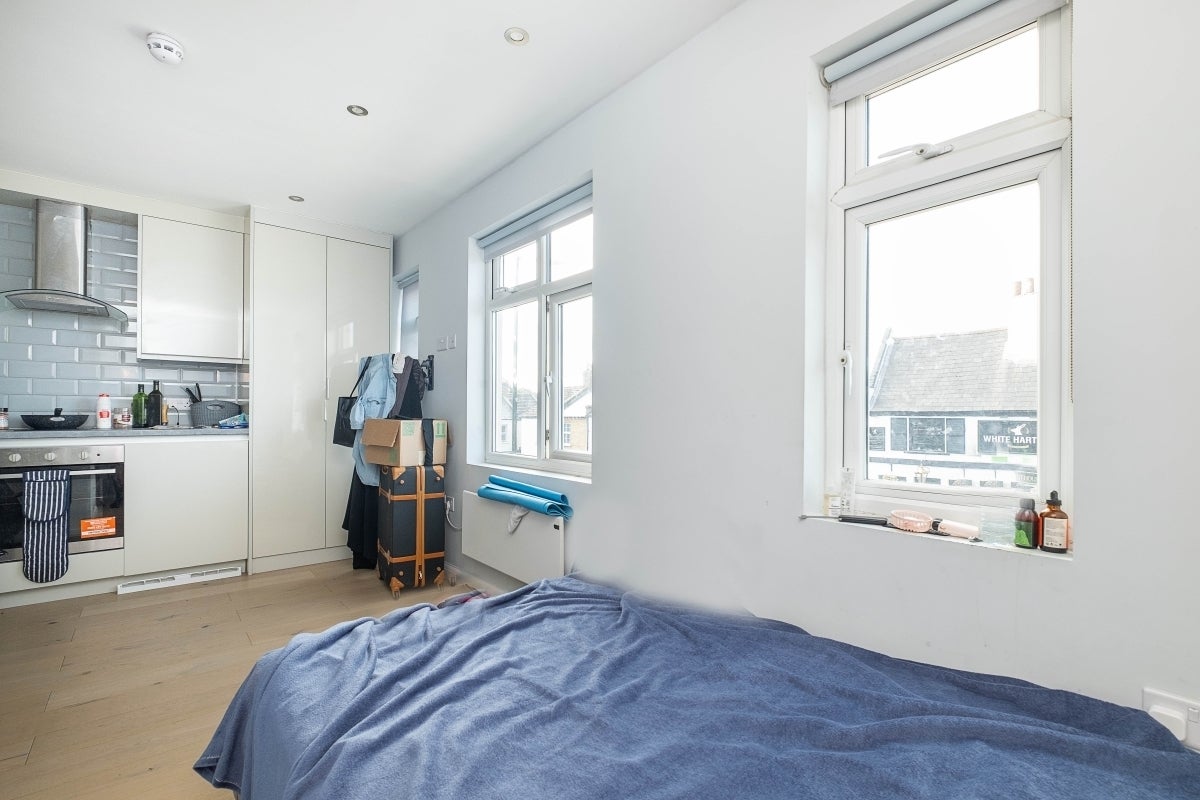 Flat Kneller Road in Greater London