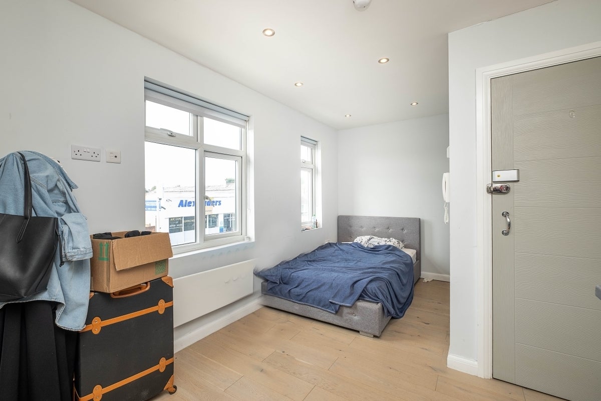 Flat Kneller Road in Greater London