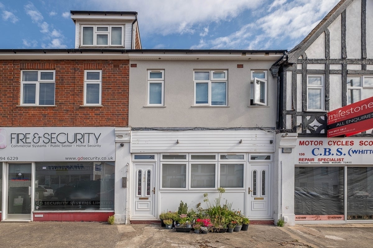 Flat Kneller Road in Greater London