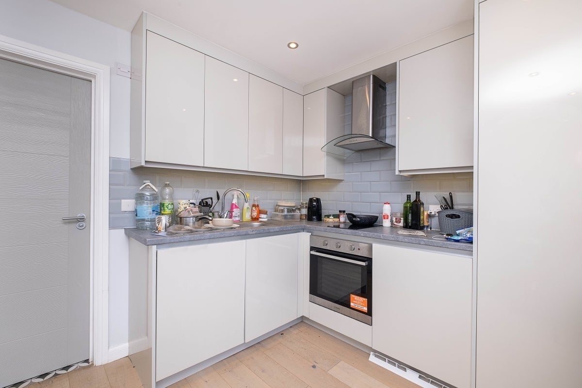 Flat Kneller Road in Greater London