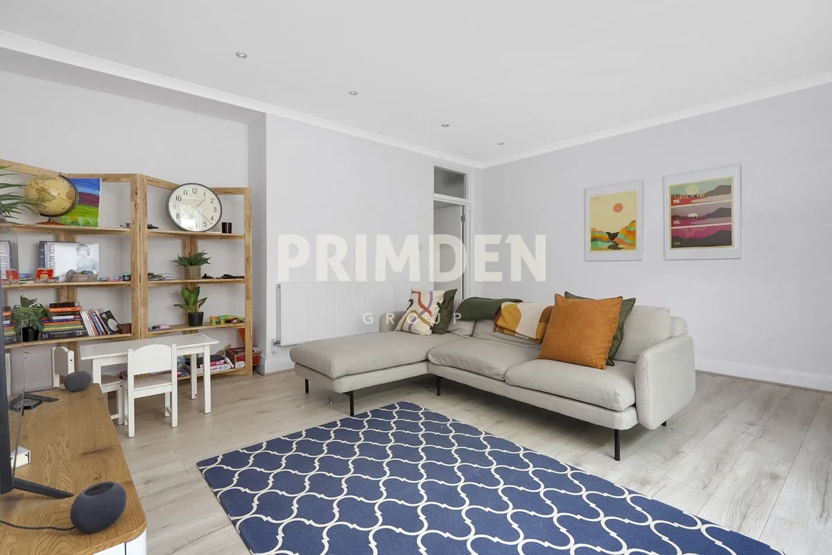 Flat Gloucester Avenue in Greater London