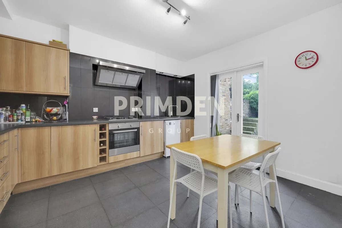 Flat Gloucester Avenue in Greater London