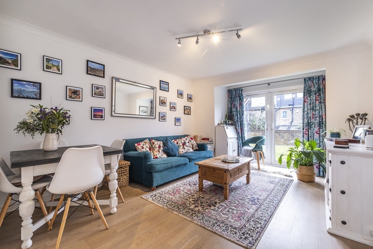 Flat Ravensbury Road in Greater London