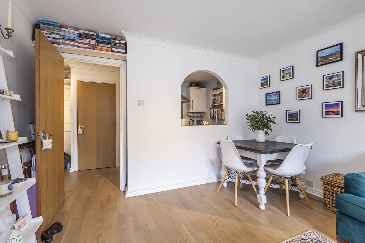 Flat Ravensbury Road in Greater London