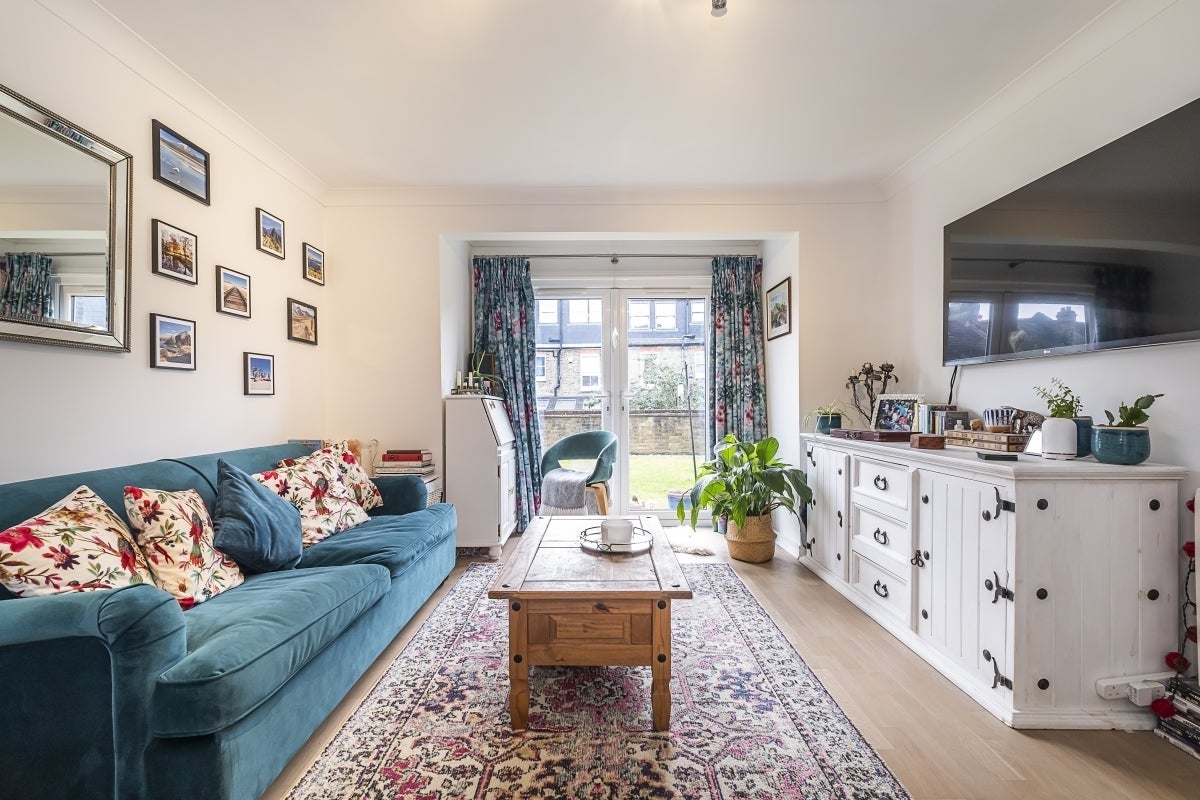 Flat Ravensbury Road in Greater London