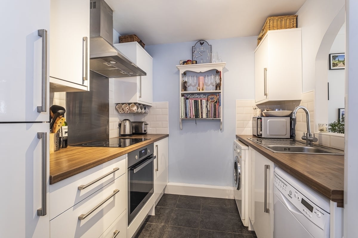 Flat Ravensbury Road in Greater London