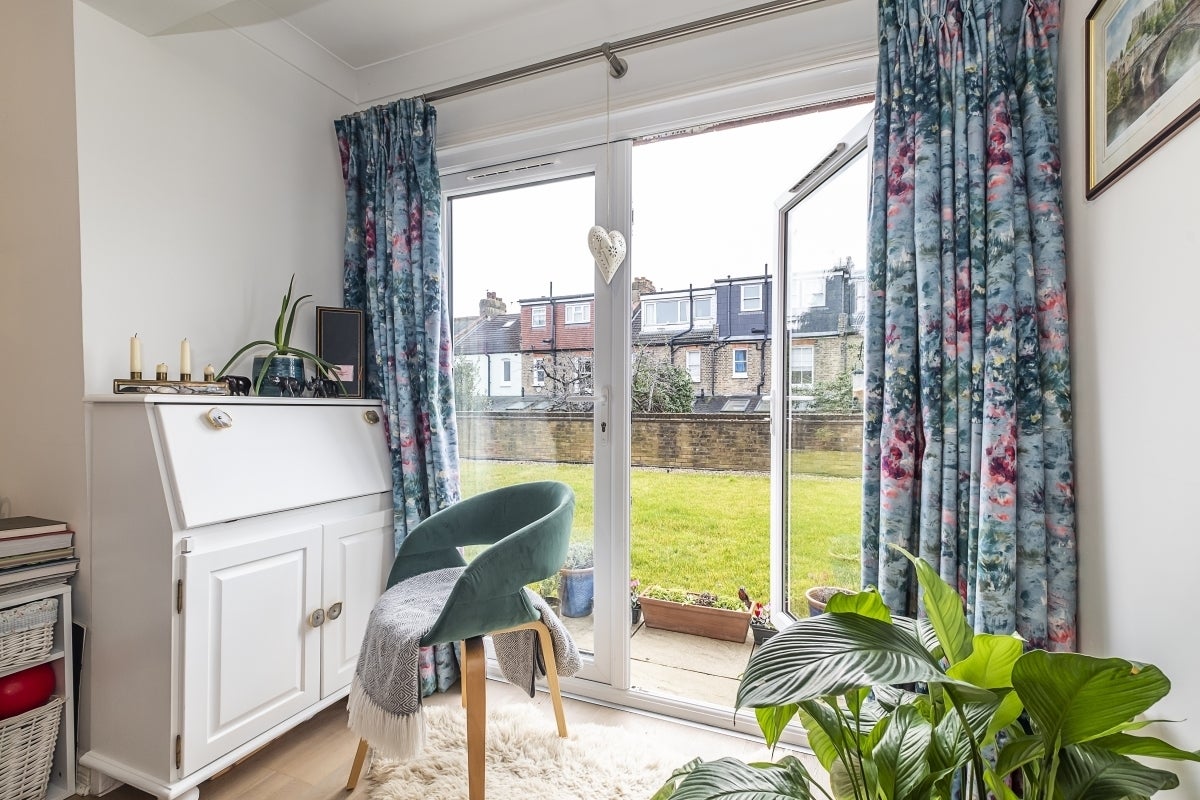 Flat Ravensbury Road in Greater London