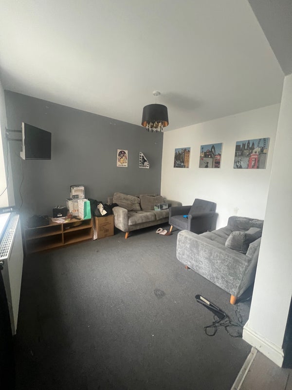 Room Elm Street in Cardiff