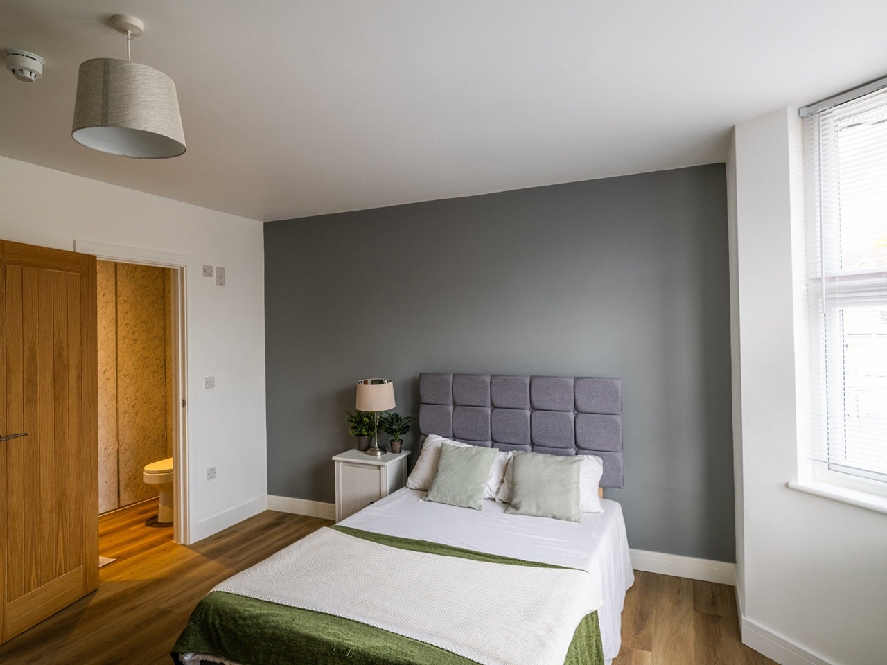 Room Francis Road in Watford